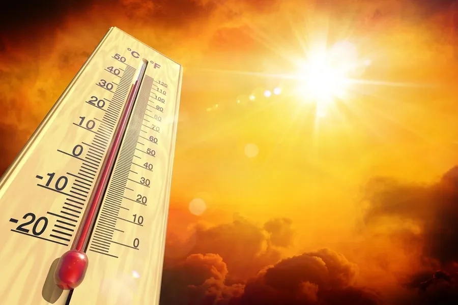 Poletni vročinski valovi predstavljajo vse večje tveganje za zdravje in varnost pri delu. Visoke temperature zmanjšujejo delovno storilnost, povečujejo možnost napak in nezgod ter lahko povzročijo vročinsko izčrpanost ali celo vročinski udar.