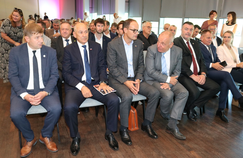 Obrtno-podjetniška zbornica Slovenije je na današnjem 21. Forumu obrti in podjetništva novi vladi predstavila Strategijo razvoja malega gospodarstva 2026–2030, ki vključuje 149 konkretnih zahtev za bolj konkurenčno, stabilno in razvojno naravnano poslovno okolje.