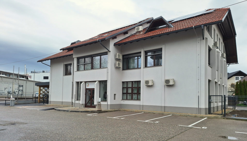 Pogled na stavbo Območne obrtne zbornice Grosuplje